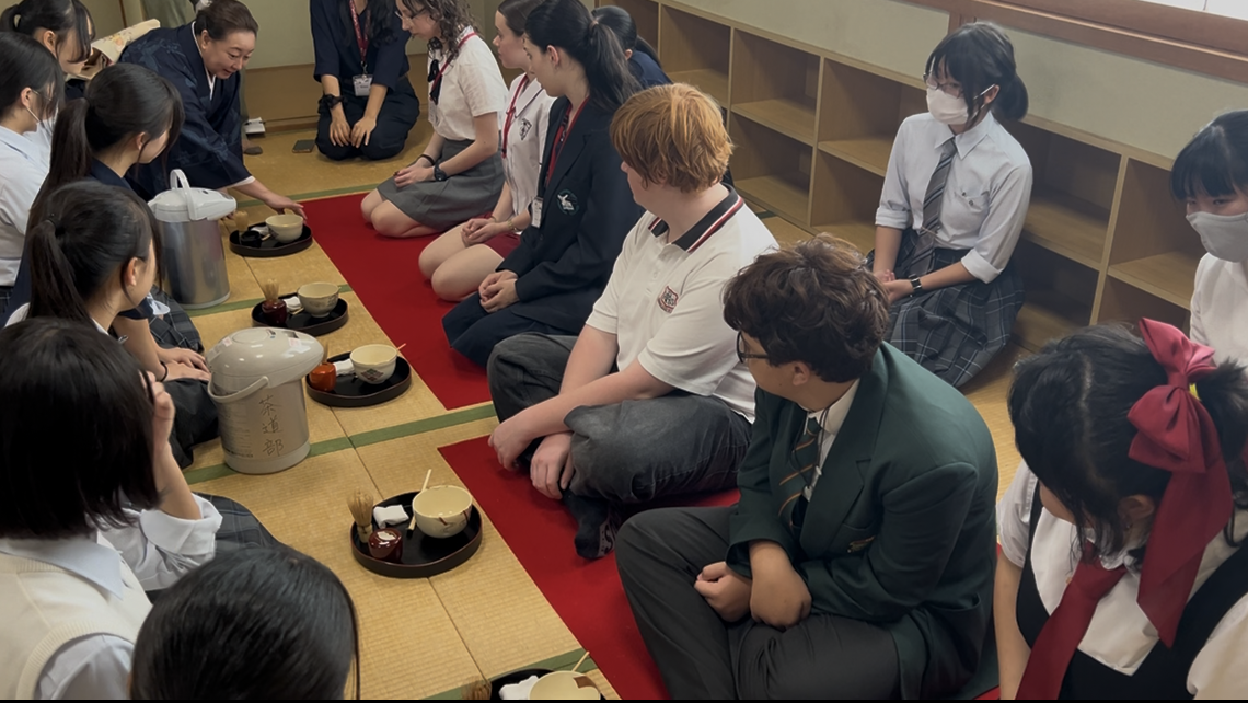 リズモー市の学生5人と、引率教師1名が、高田商業高校を訪問し、お茶の師範の指導を受け、茶道を体験しました。