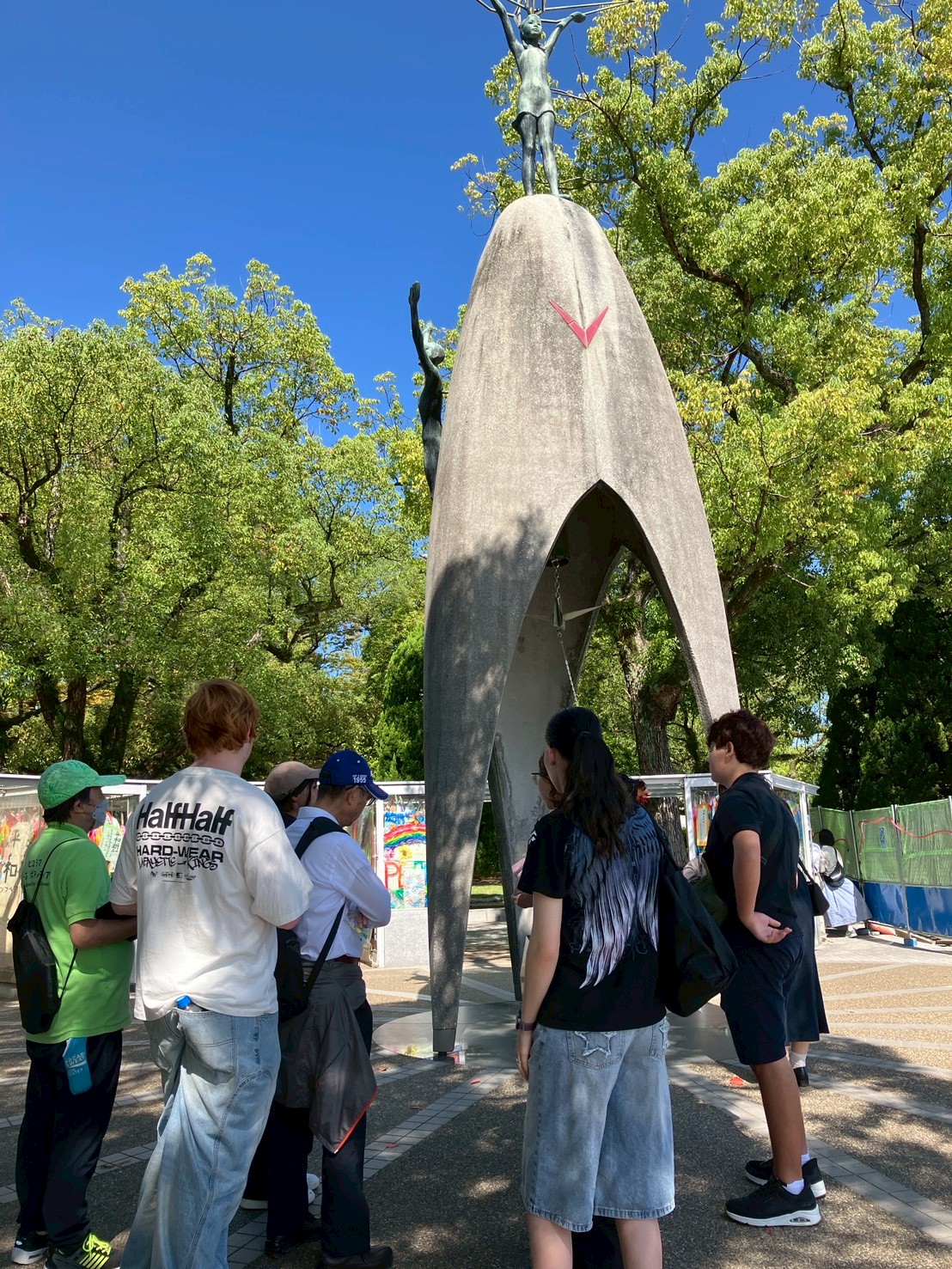 リズモー市の学生5名と、引率者1名が広島の平和記念公園にある、原爆による白血病で亡くなった佐々木貞子さんの同級生たちの募金活動で造られた、「原爆の子の像」を訪問し祈りを捧げました。