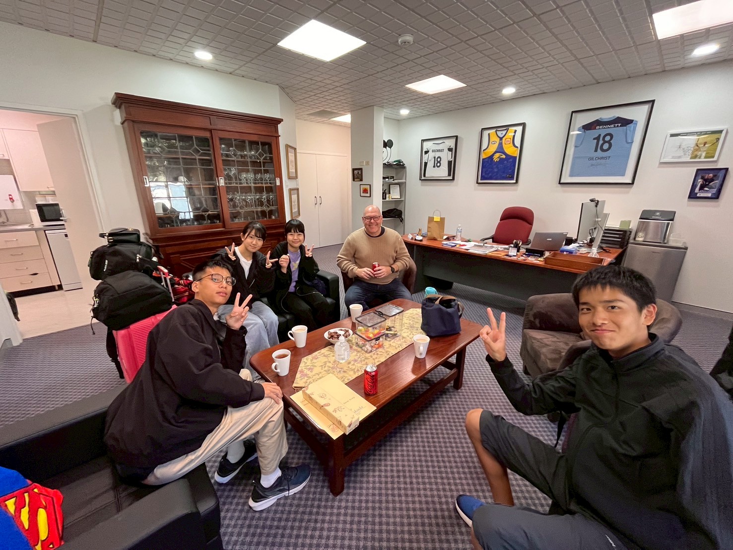 大和高田市からの派遣学生4名と、引率教師1名が、リズモー市に到着後、リズモー市長を表敬訪問しました。