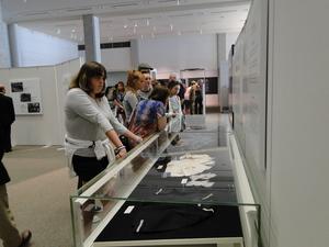 広島平和記念資料館内の右の展示物を見学しているリズモー市の学生達の写真