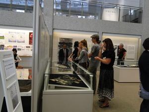 広島平和記念資料館内の左の展示物を見学しているリズモー市の学生達の写真