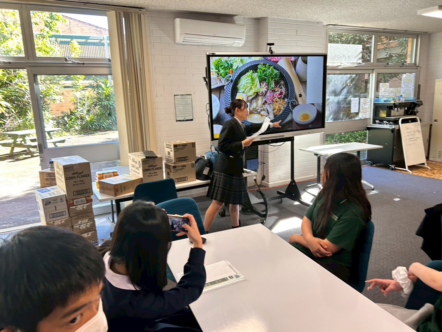 大和高田市からの派遣学生4名と、引率教師1名が、カディナ高校で、日本のすき焼きを、紹介しました。