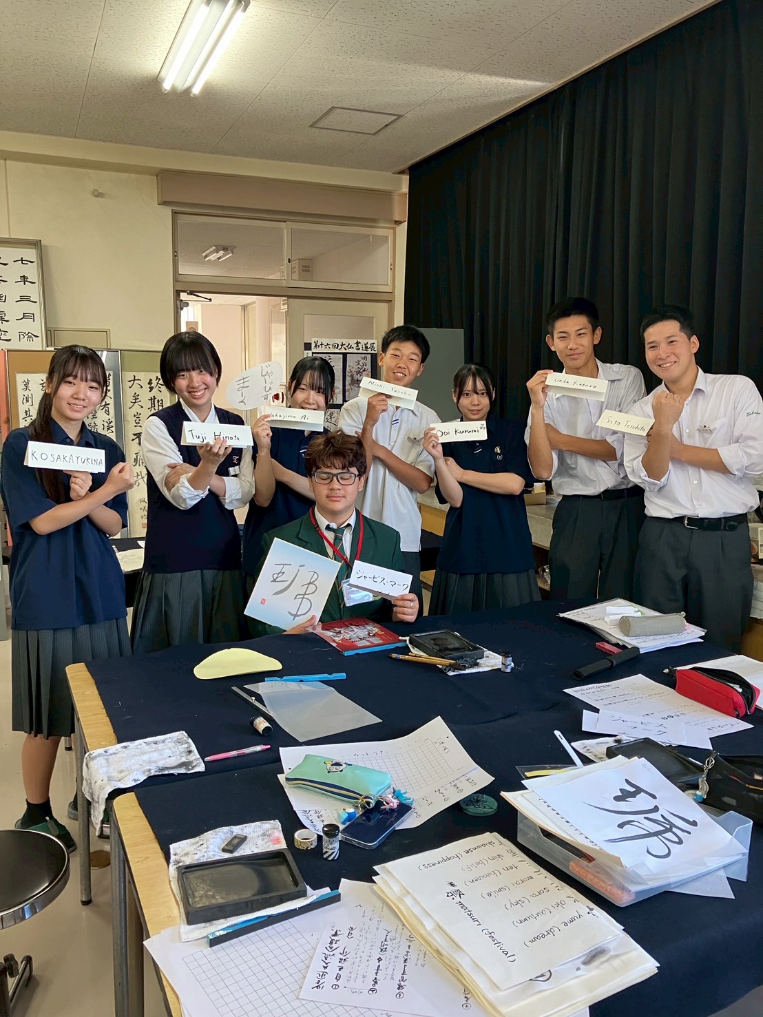 リズモー市の学生5名と、引率者1名が高田商業高校を訪問し、習字の授業を受け生徒たちにも教えてもらいながら、漢字を書くことができました。