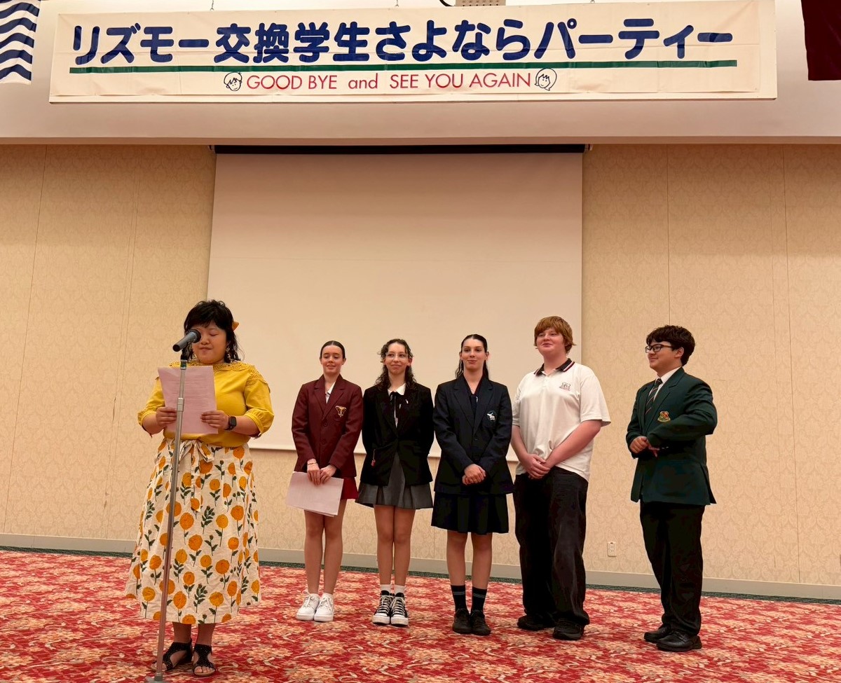 リズモー市の学生4名と、引率者1名がさよならパーティに参加させていただき、参加者の前で、各学生が滞在感想文を読みました。