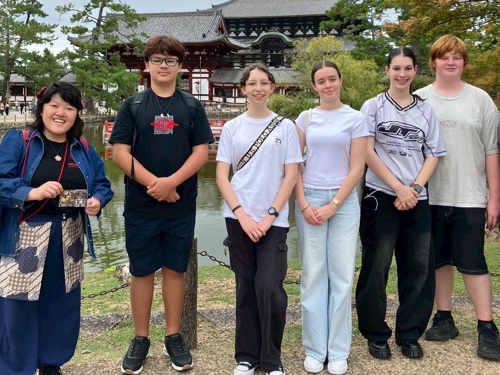 リズモー市の学生5名と、引率者1名が東大寺を散策し写真を撮りました。