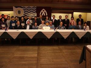 歓迎夕食会に参加した人達で記念撮影をしている写真