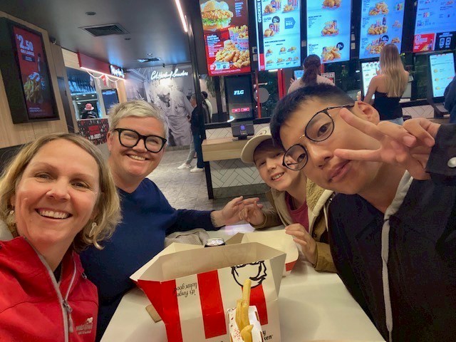 大和高田市からの派遣学生が、週末に、ホストファミリーとケンタッキーフライドチキンに行き食事をしました。