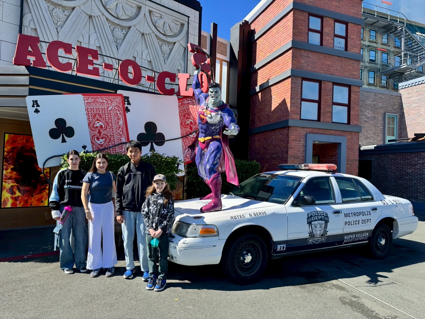 大和高田市からの派遣学生が、週末に、ホストファミリーと遊園地に出かけました。