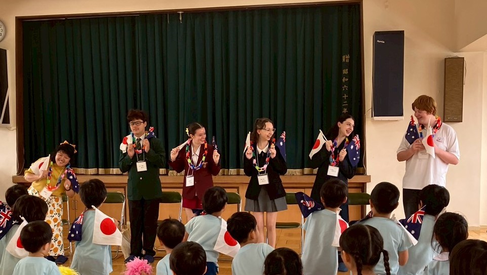 リズモー市の学生5名と、引率者1名が高田カトリック幼稚園を訪問し、園児たちとダンスをしたり、一緒に紙飛行機を作って飛ばしました。