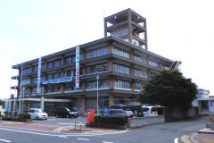 4階建ての大和高田市庁舎を道路の反対側から撮影した写真